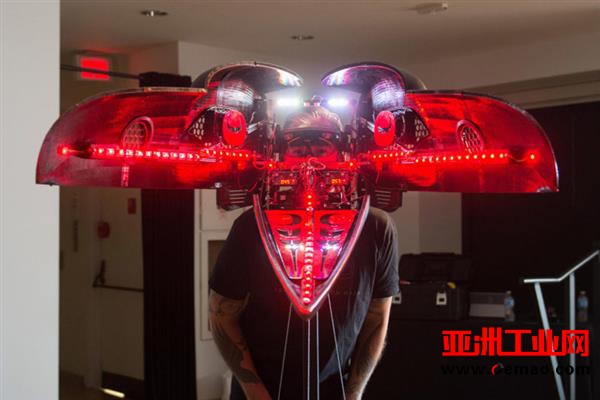 微软与Shawn Hunt合作开发乌鸦头盔：集3D打印、机器人、混合现实